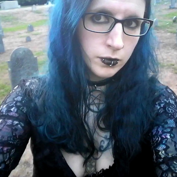 🦇 Meet your Posher, Laurie 🦇 - Picture 8 of 13